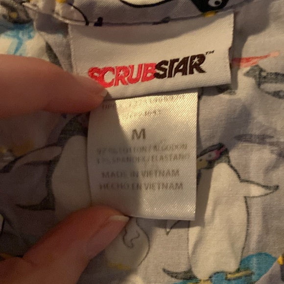 Women’s penguin scrub top size medium - Picture 5 of 6